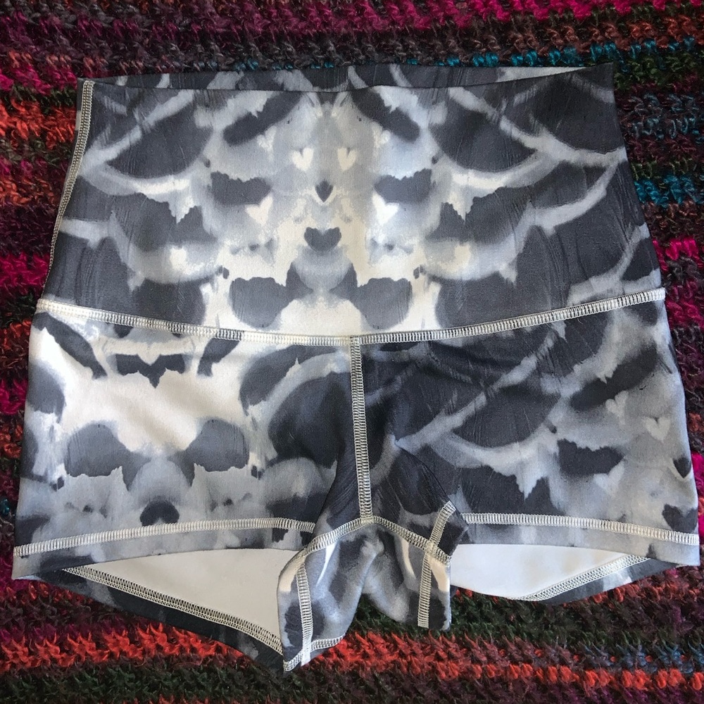 Sale🎊🎉Lululemon high waisted black/gray/white patterned shorts, sz 6